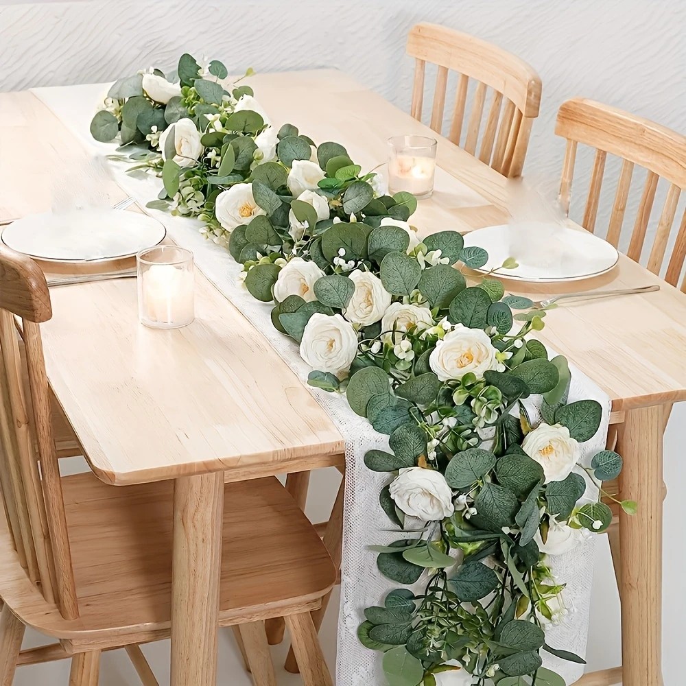 Eucalyptus Preserved - 70インチのユーカリとバラの花輪 - ホームデコレーション、結婚式、婚約テーブルデコレーション用のプラスチック製の花の蔓、電源不要、複数の部屋タイプに適しています、羽のないプラスチック製の花の蔓、パーティーテーブルトップや屋内壁の背景に最適です。