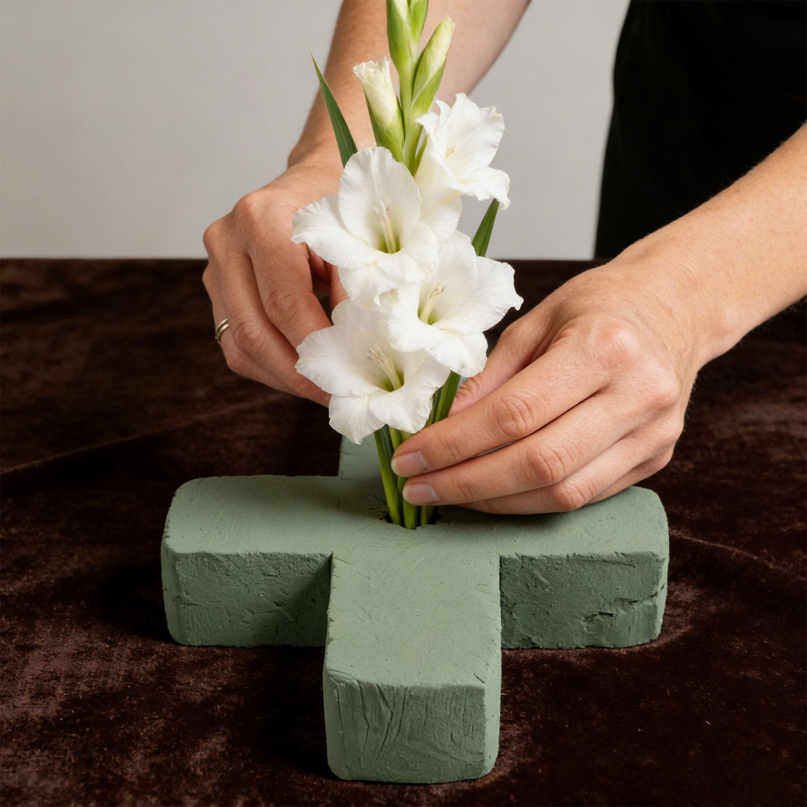 3個入りクロス型フローラルフォーム墓地用インサートホルダー、 - The Florist Supply のレビューと価格